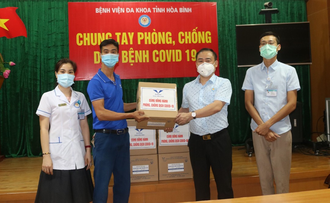Bidiphar tặng quà phòng chống dịch cho Bệnh viện Đa khoa tỉnh Hoà Bình 