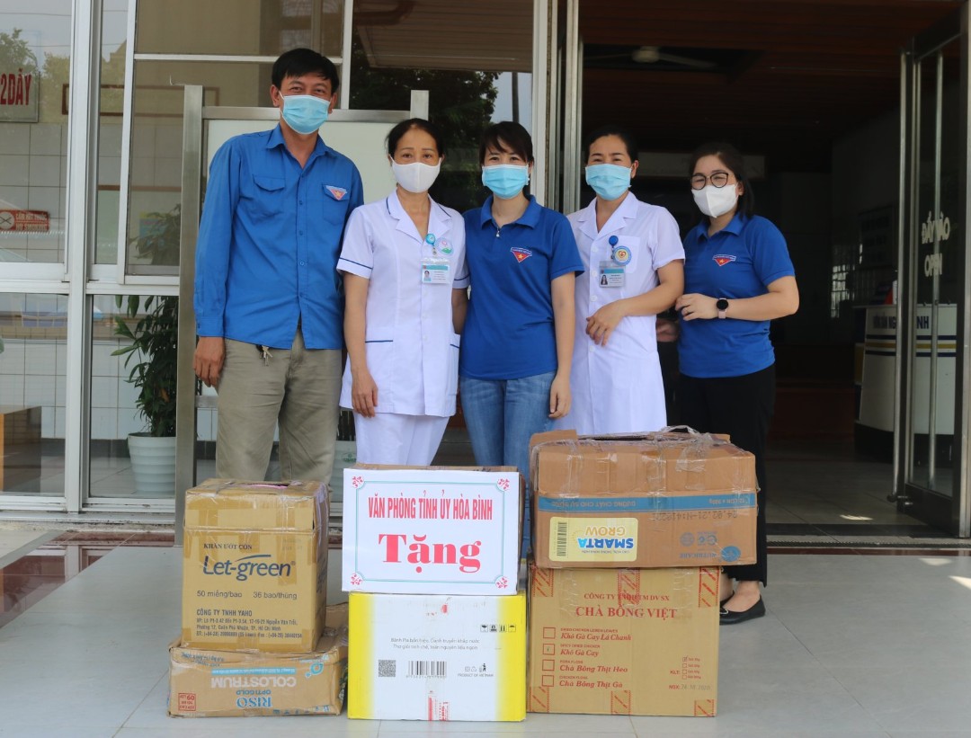 Văn phòng Tỉnh uỷ Hoà Bình tặng quà tiếp sức cán bộ y tế BVĐK tỉnh trong công tác chống dịch 