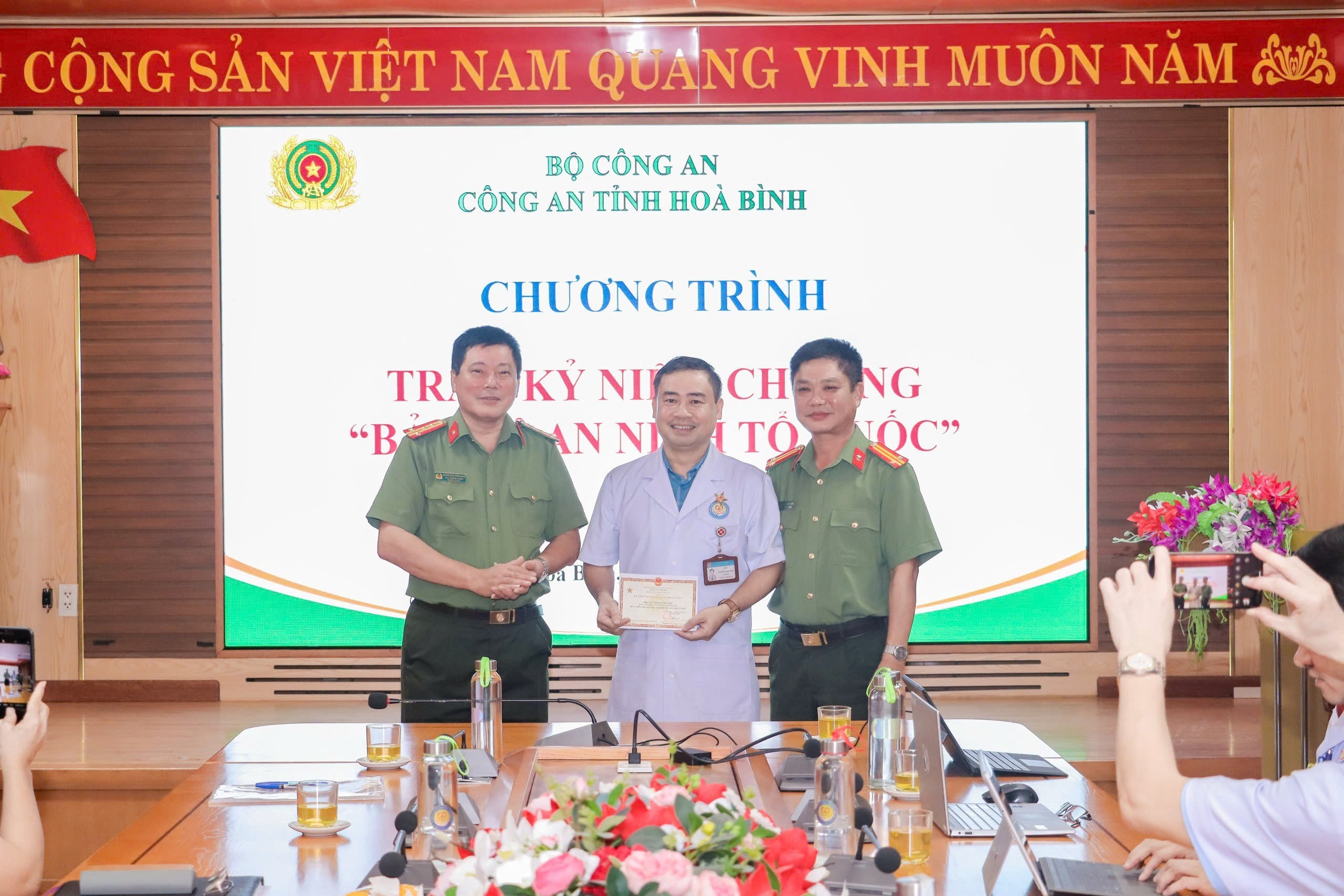  Trao kỷ niệm chương Bảo vệ an ninh tổ quốc cho cá nhân xuất sắc của Bệnh viện Đa khoa tỉnh