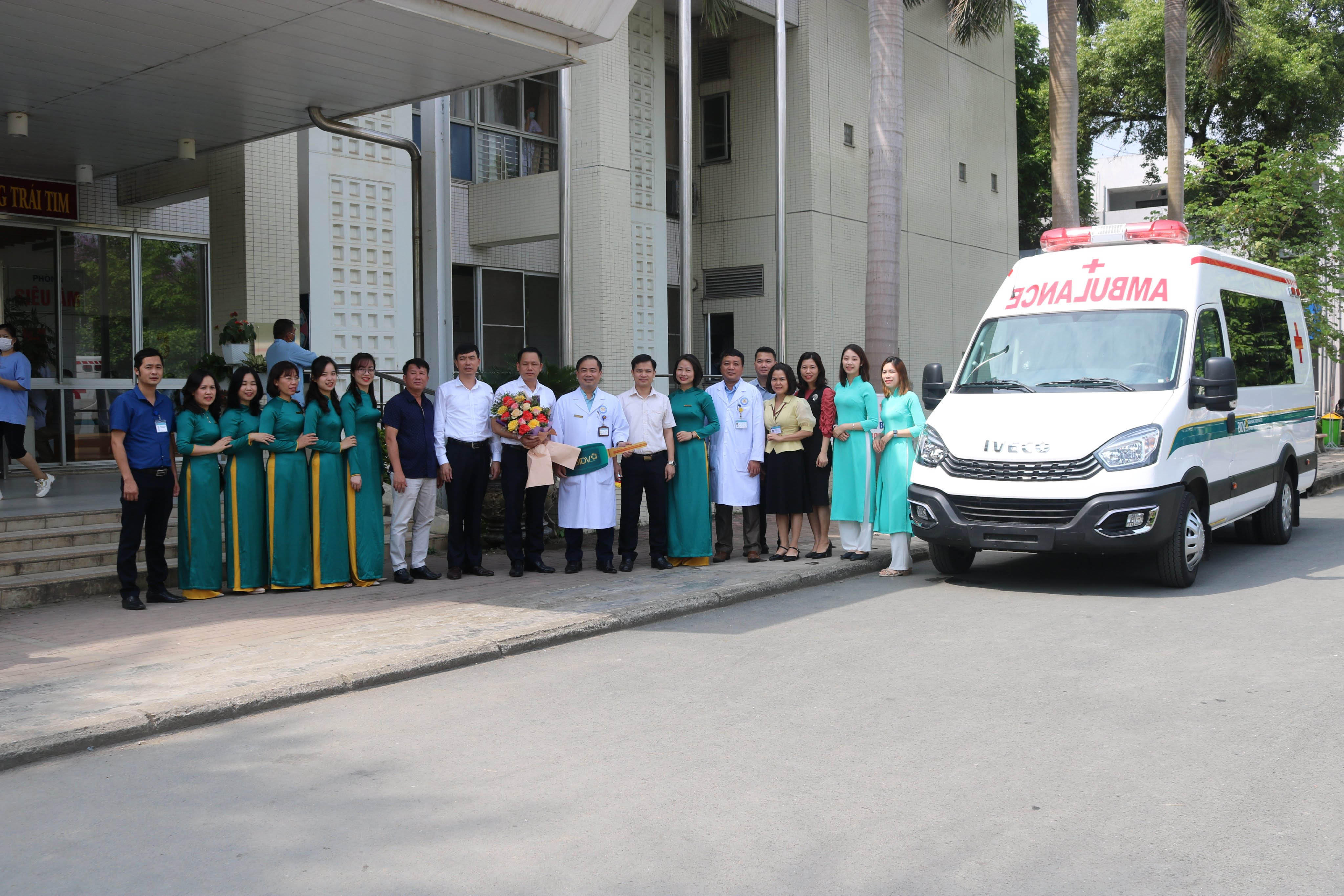  Bệnh viện Đa khoa tỉnh Hoà Bình tiếp nhận xe cứu thương trị giá 1,2 tỉ đồng phục vụ công tác khám chữa bệnh và phòng chống dịch Covid-19