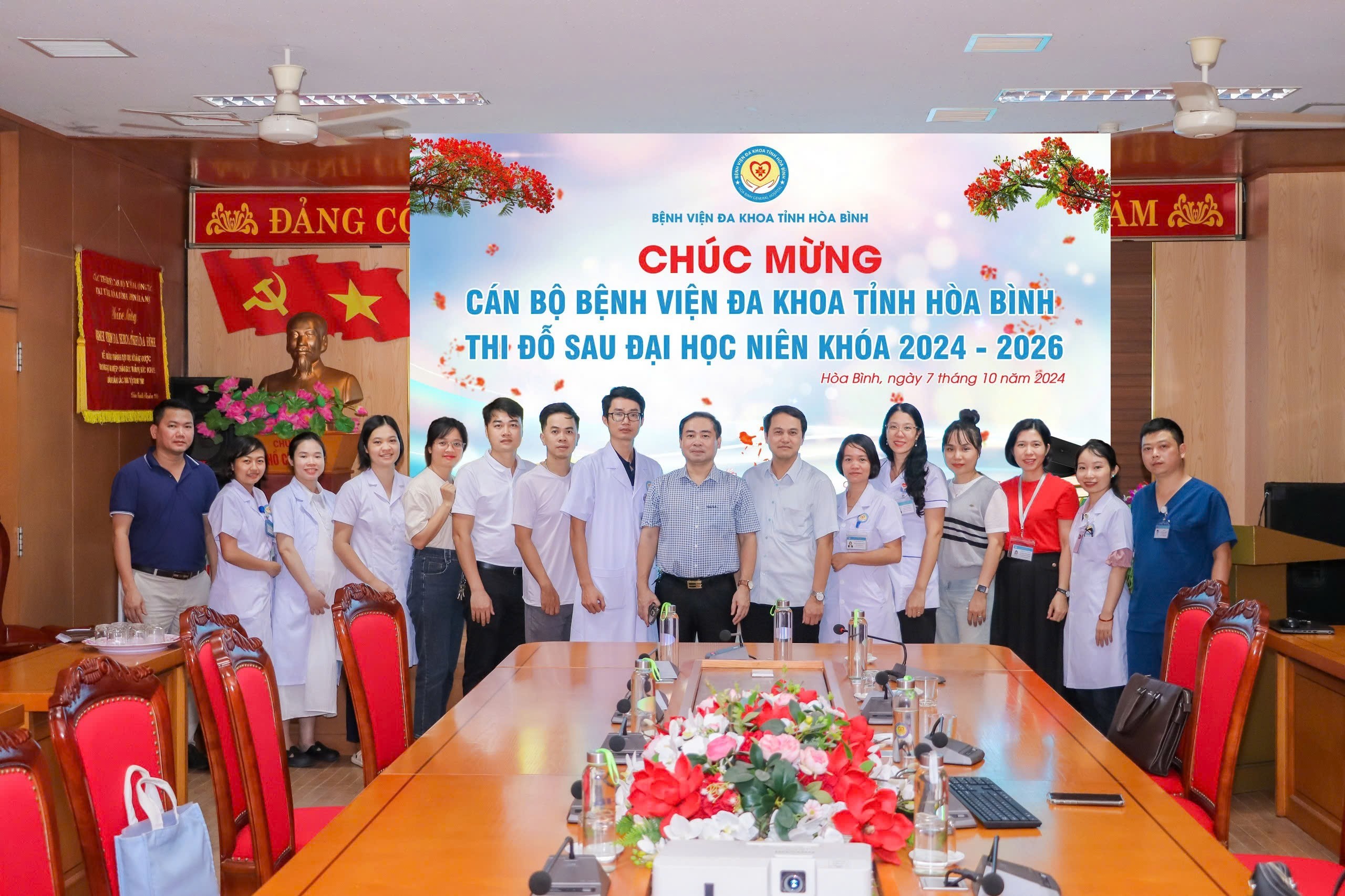  Bệnh viện Đa khoa tỉnh Hòa Bình chúc mừng các cán bộ đỗ sau Đại học niên khóa 2024 - 2026