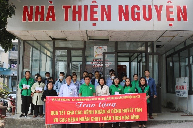  Tặng 84 suất quà cho bệnh nhân có hoàn cảnh khó khăn tại Bệnh viện Đa khoa tỉnh Hòa Bình