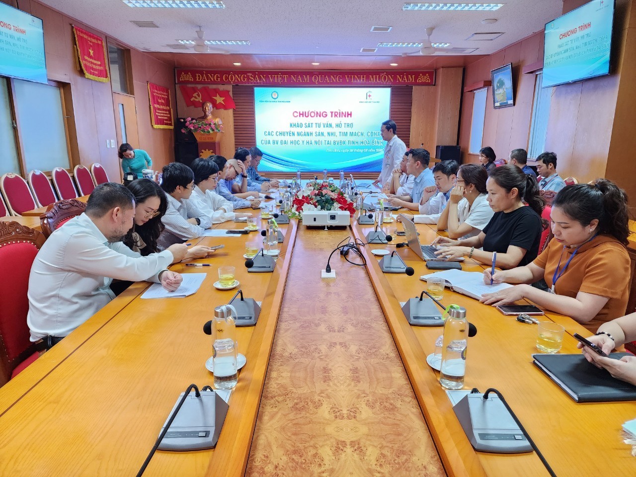  Đoàn công tác Bệnh viện Đại học Y Hà Nội thăm và làm việc tại Bệnh viện Đa khoa tỉnh Hoà Bình
