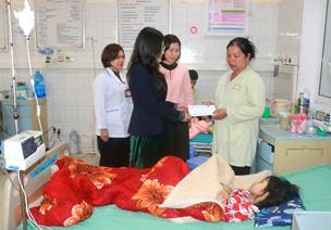  Ngân hàng Vietcombank chi nhánh Hòa Bình thăm và trao quà tết cho bệnh nhân có hoàn cảnh khó khăn tại Bệnh viện Đa khoa Hòa Bình