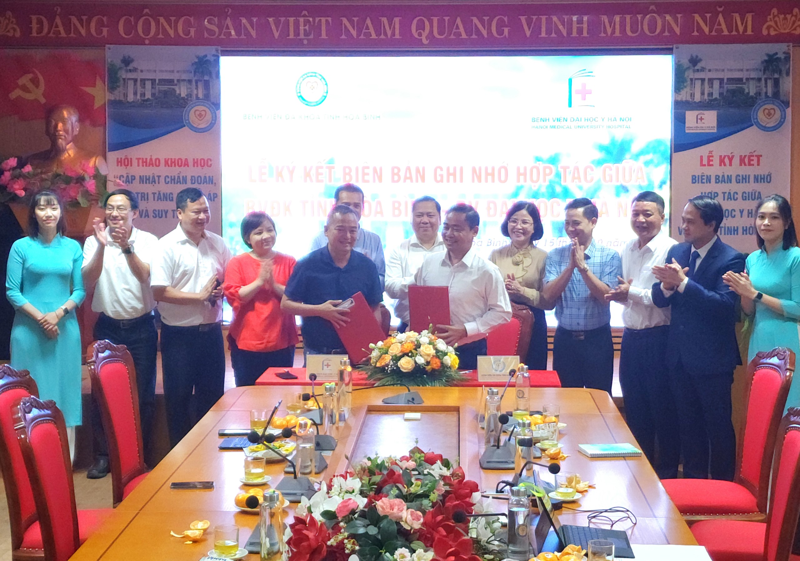  Đẩy mạnh nâng cao chất lượng chăm sóc sức khoẻ cho người dân tỉnh Hoà Bình thông qua biên bản hợp tác với Bệnh viện Đại học Y Hà Nội