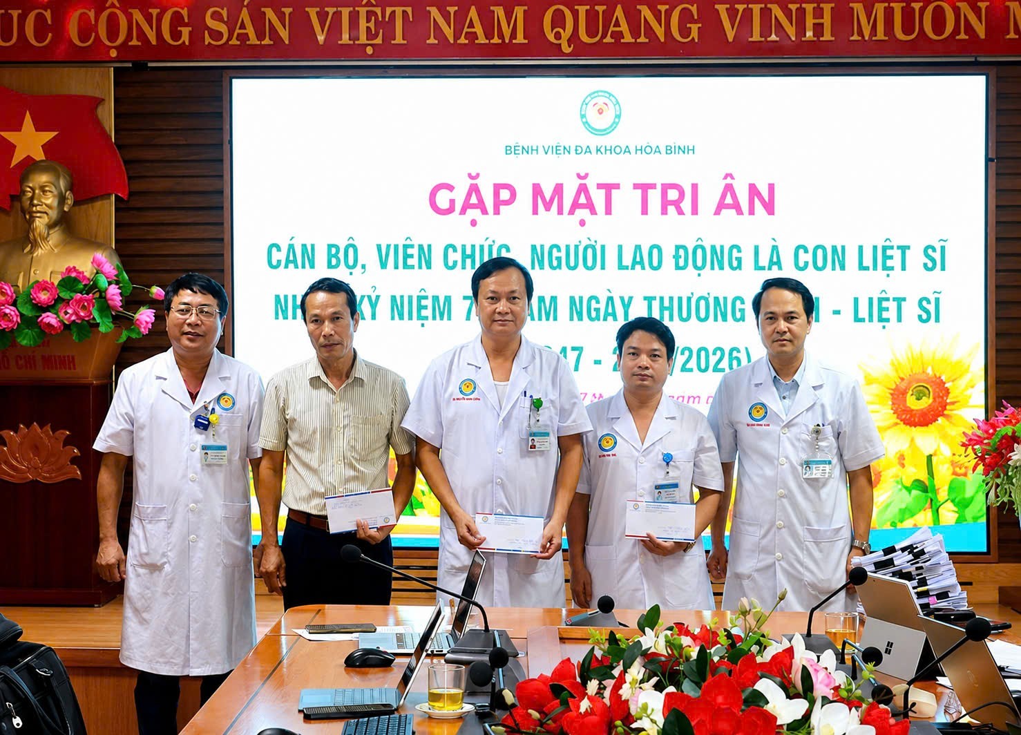  Gặp mặt, tri ân cán bộ viên chức Bệnh viện Đa khoa Hòa Bình là con em thương binh, liệt sĩ