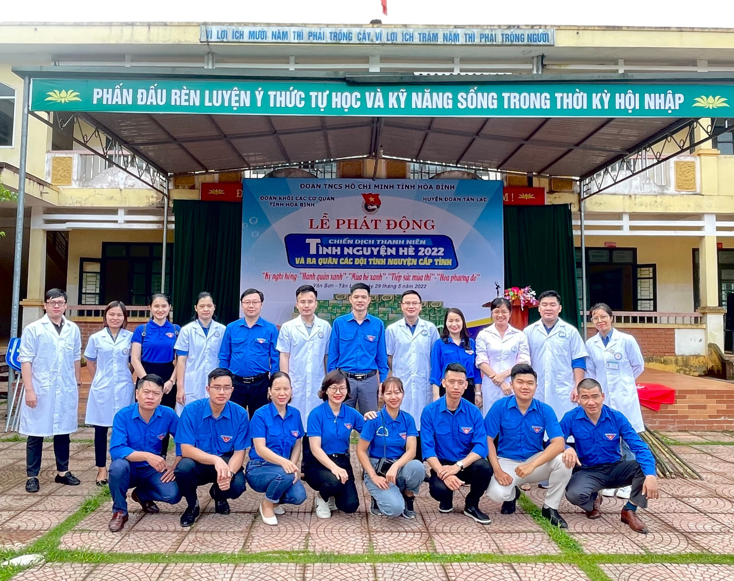  Đoàn thanh niên Bệnh viện đa khoa tỉnh khám và phát thuốc tình nguyện tại xã Vân Sơn, huyện Tân Lạc