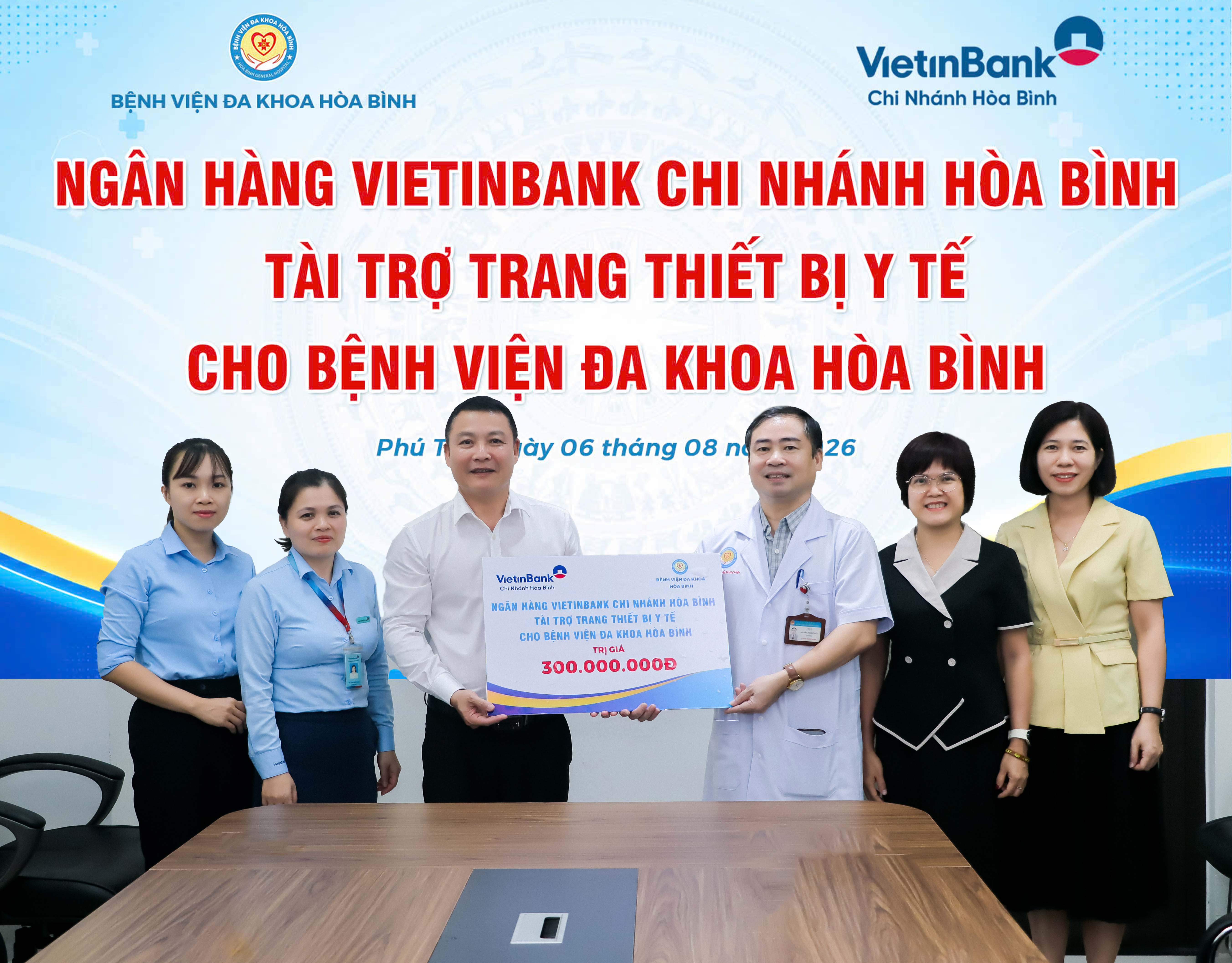  VietinBank Chi nhánh Hòa Bình trao tặng trang thiết bị y tế trị giá 300 triệu đồng cho Bệnh viện Đa khoa Hòa Bình