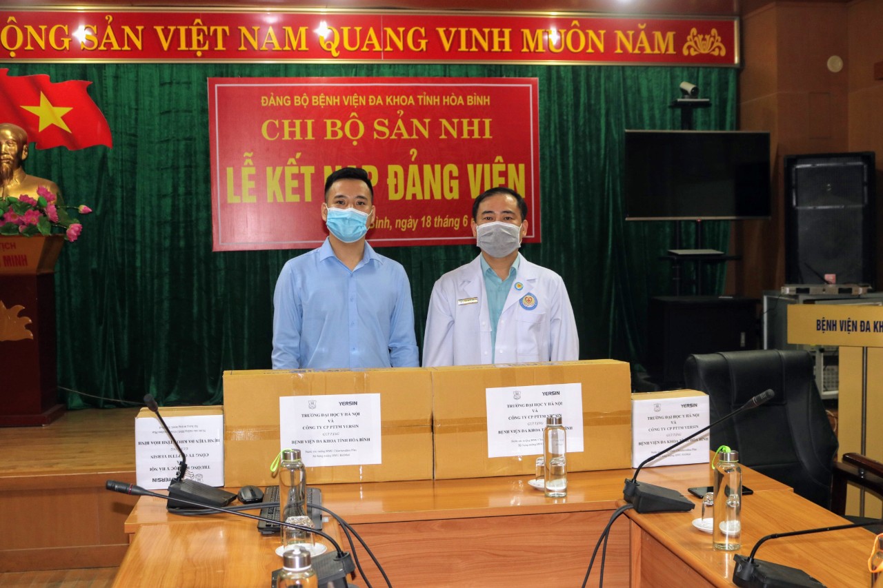 Trường Đại học Y Hà Nội và Công ty CP phát triển thương mại Yersin tặng quà phòng chống dịch cho Bệnh viện Đa khoa tỉnh 