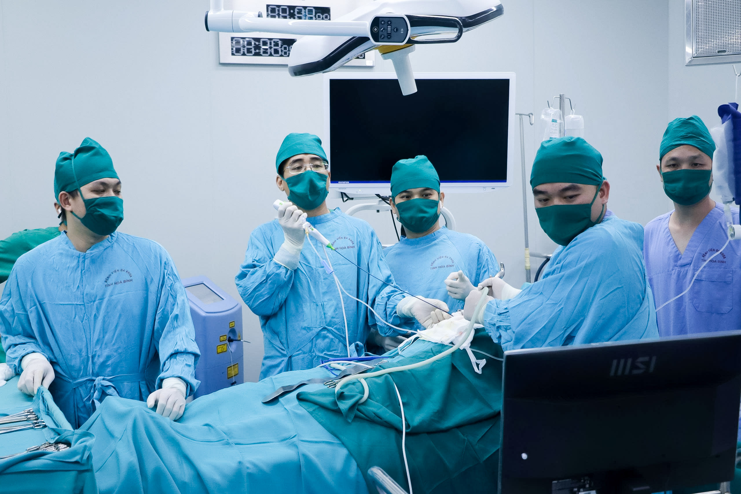  Đột phá mới tại Bệnh viện Đa khoa Hòa Bình: Đánh bay sỏi đường mật trong gan bằng ống mềm, không còn nỗi lo chuyển tuyến