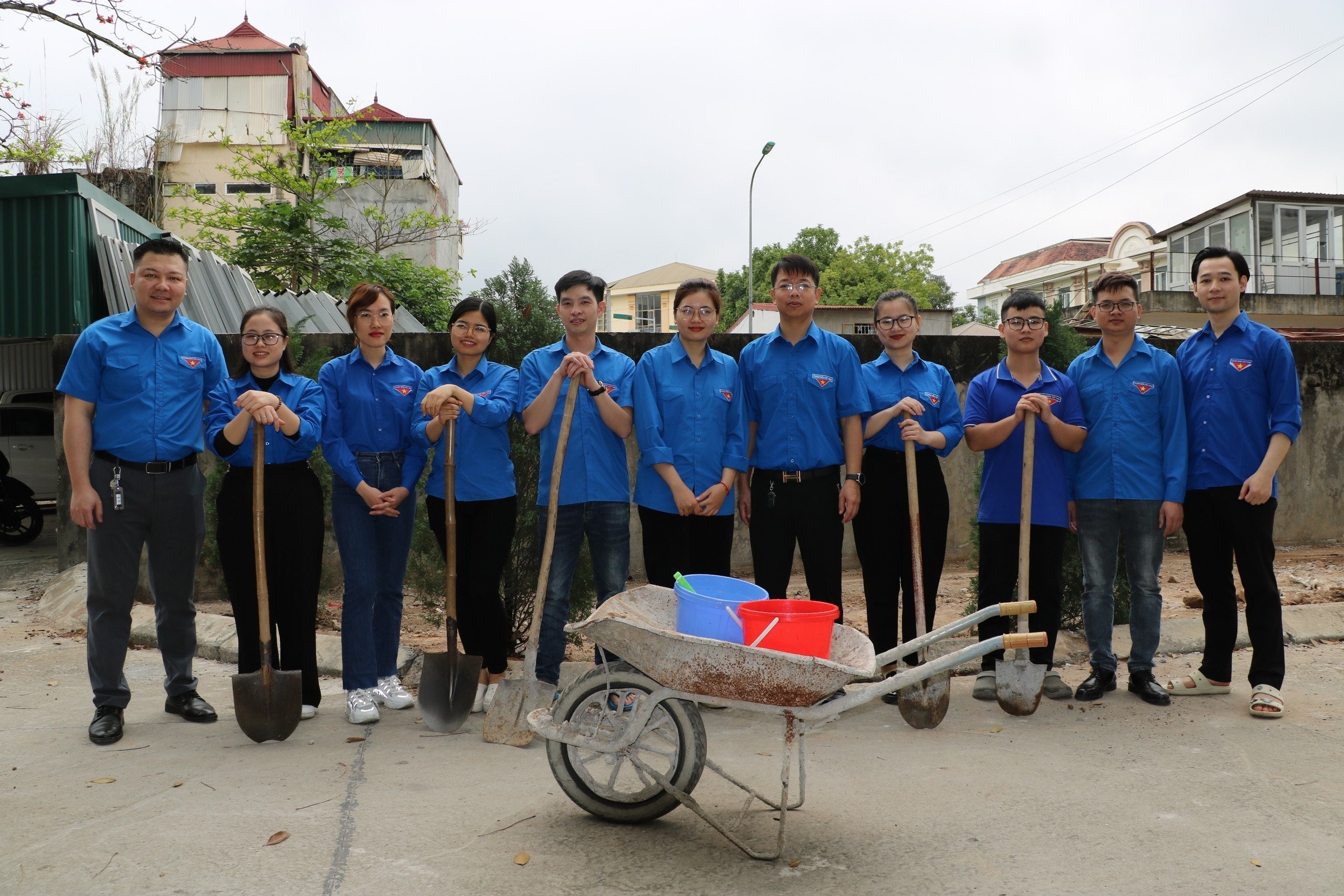  Đoàn Thanh niên Bệnh viện Đa khoa tỉnh Hoà Bình ra quân trồng cây xanh