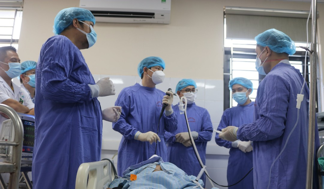  Bệnh viện Đa khoa tỉnh Hoà Bình triển khai kỹ thuật nội soi phế quản ống mềm