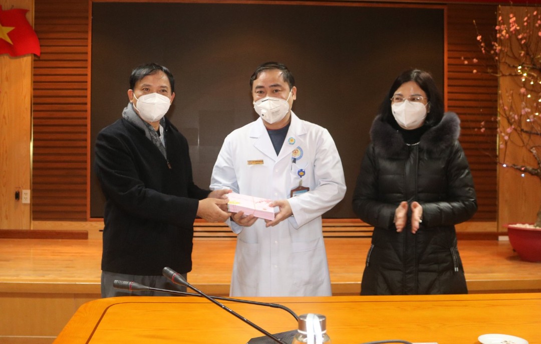  Chủ tịch UBND tỉnh Bùi Văn Khánh thăm và động viên cán bộ y tế Bệnh viện Đa khoa tỉnh thực hiện nhiệm vụ chống dịch