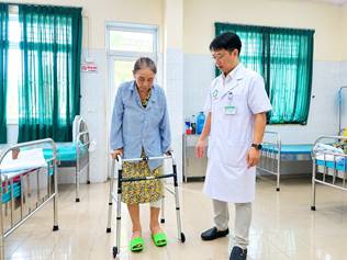  Bệnh viện Đa khoa Hòa Bình làm chủ kỹ thuật thay khớp gối toàn phần