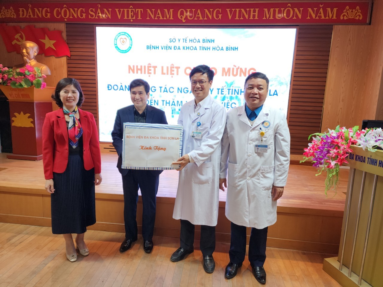  Đoàn công tác ngành Y tế tỉnh Sơn La đã đến thăm và làm việc tại Bệnh viện Đa khoa tỉnh Hoà Bình
