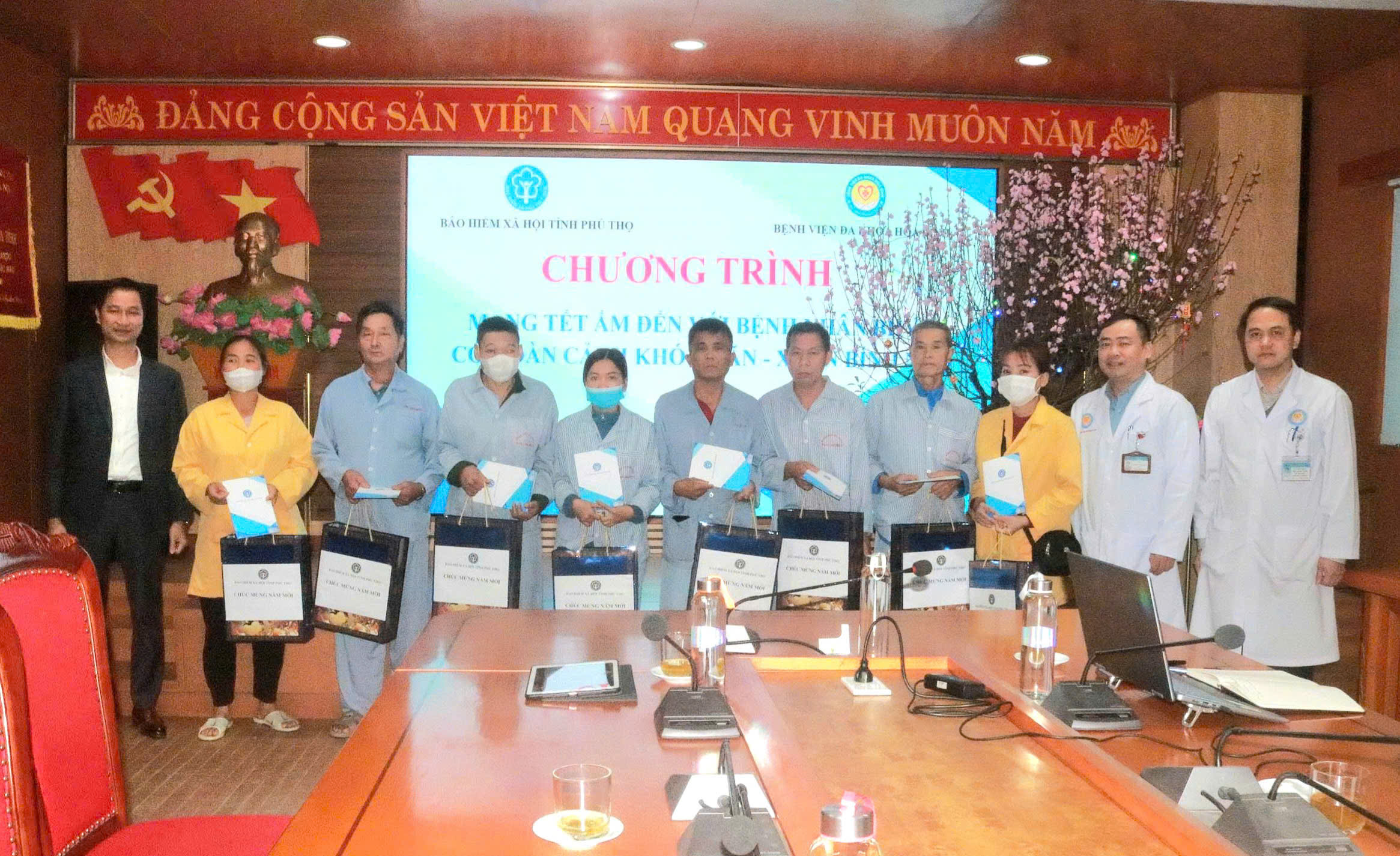  Bảo hiểm xã hội tỉnh trao quà tết cho bệnh nhân khó khăn tại Bệnh viện Đa khoa Hòa Bình