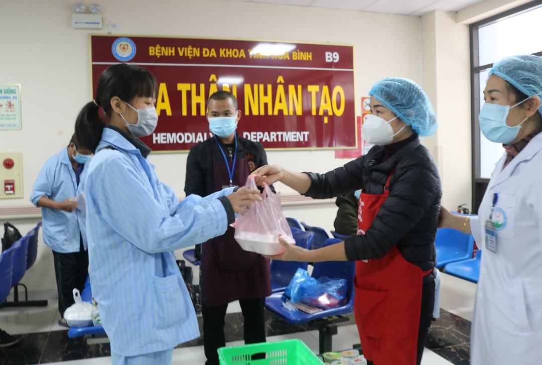  Phát miễn phí gần 800 suất ăn tại Bệnh viện Đa khoa tỉnh Hòa Bình