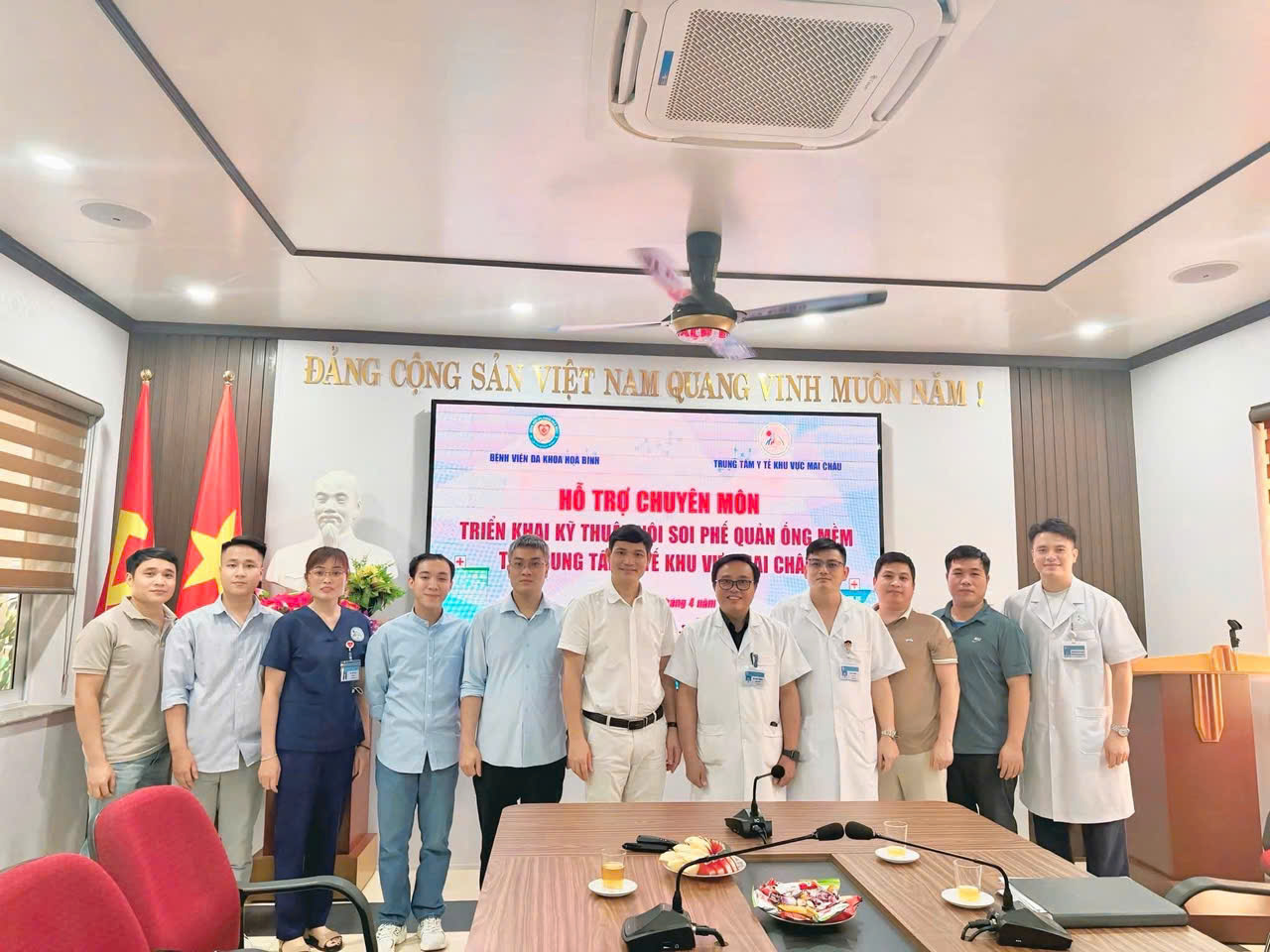  Bệnh viện Đa khoa Hòa Bình hỗ trợ Trung tâm y tế khu vực Mai Châu triển khai kỹ thuật nội soi phế quản ống mềm