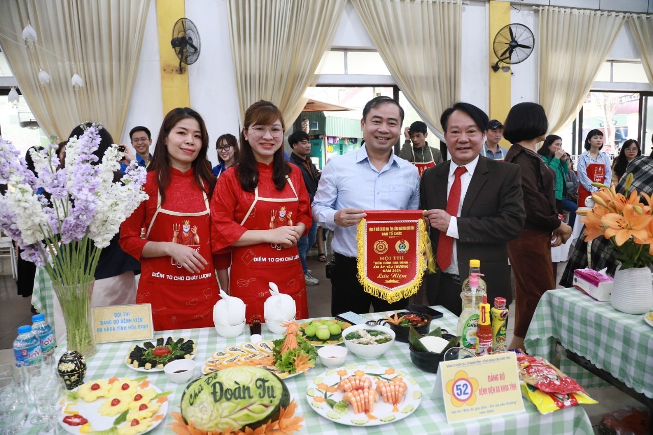  Đảng bộ Bệnh viện Đa khoa tỉnh Hoà Bình tham dự hội thi nấu ăn 