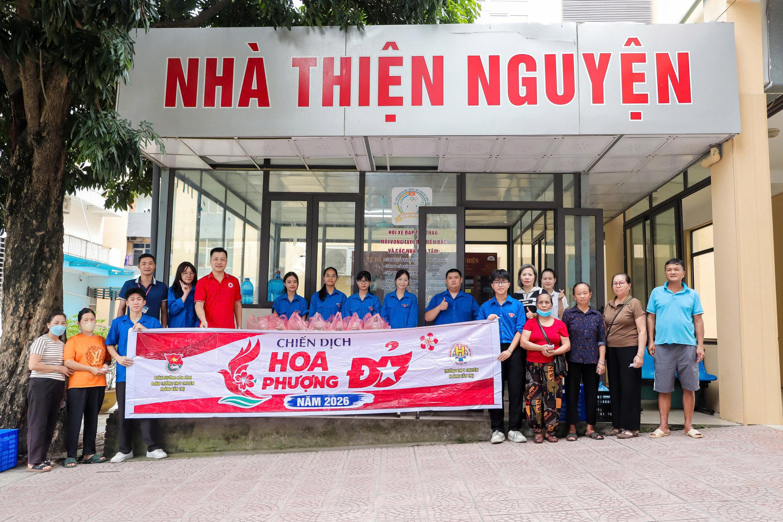  Ấm áp những suất cơm nghĩa tình - Hội chữ thập đỏ Trường THPT chuyên Hoàng Văn Thụ đồng hành cùng người bệnh