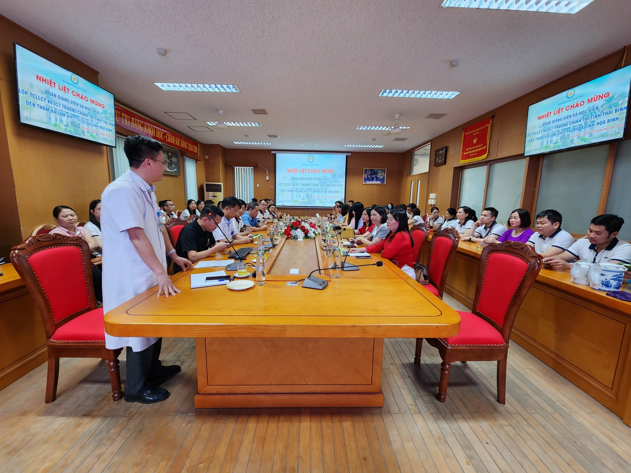  Đoàn công tác Trung cấp Lý luận chính trị K63C1 Trường Chính trị tỉnh Thái Bình tham quan và làm việc tại Bệnh viện Đa khoa tỉnh Hòa Bình