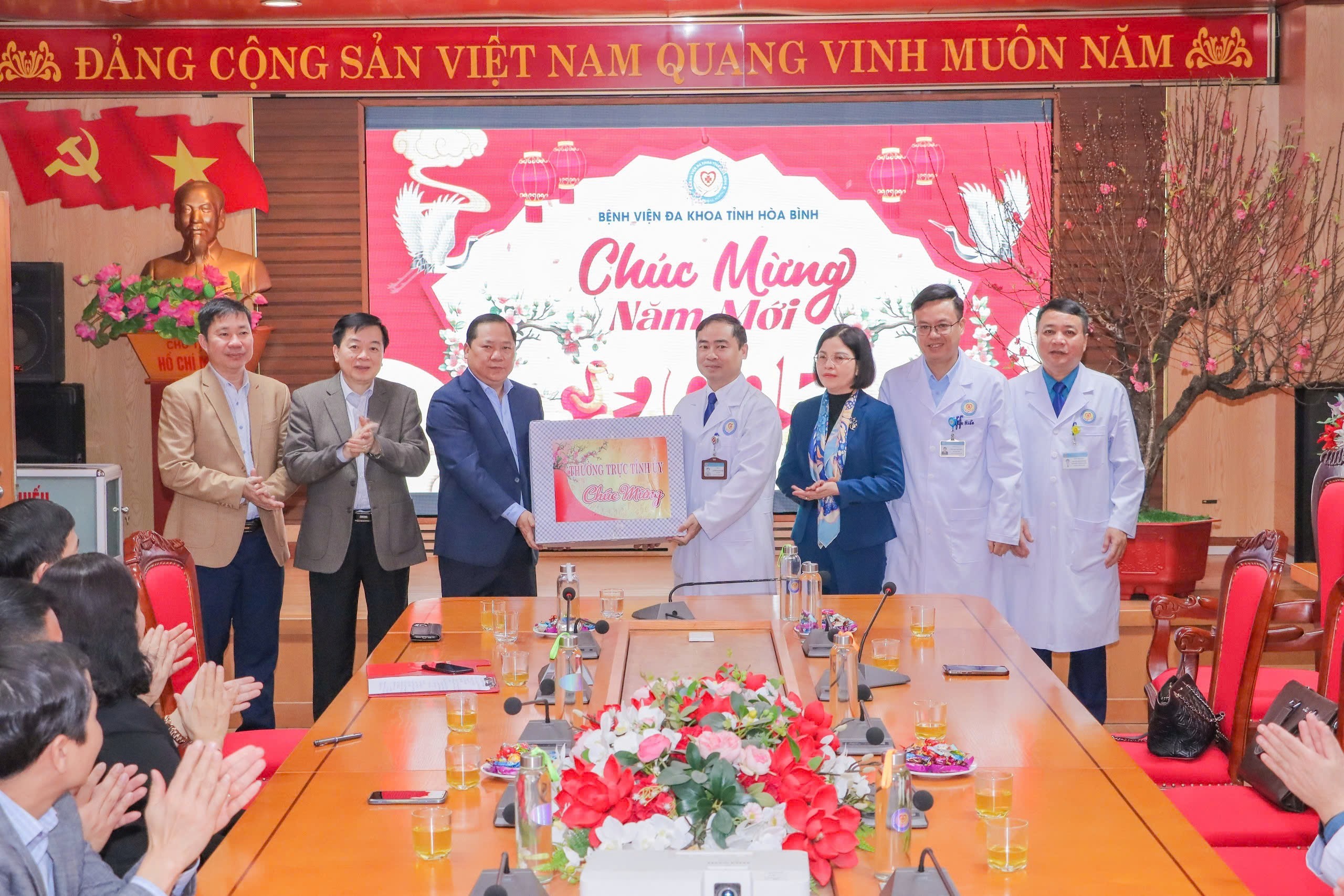  Bí thư Tỉnh ủy Nguyễn Phi Long thăm, tặng quà và chúc tết tại Bệnh viện Đa khoa tỉnh Hòa Bình