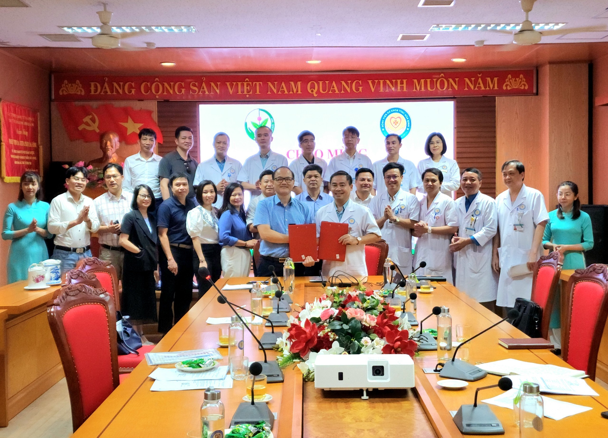  Bệnh viện Hữu nghị Việt Đức thăm và làm việc tại Bệnh viện Đa khoa tỉnh Hoà Bình
