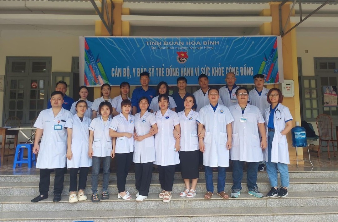  Đoàn Thanh niên Bệnh viện Đa khoa tỉnh khám sức khoẻ tình nguyện tại Mai Châu