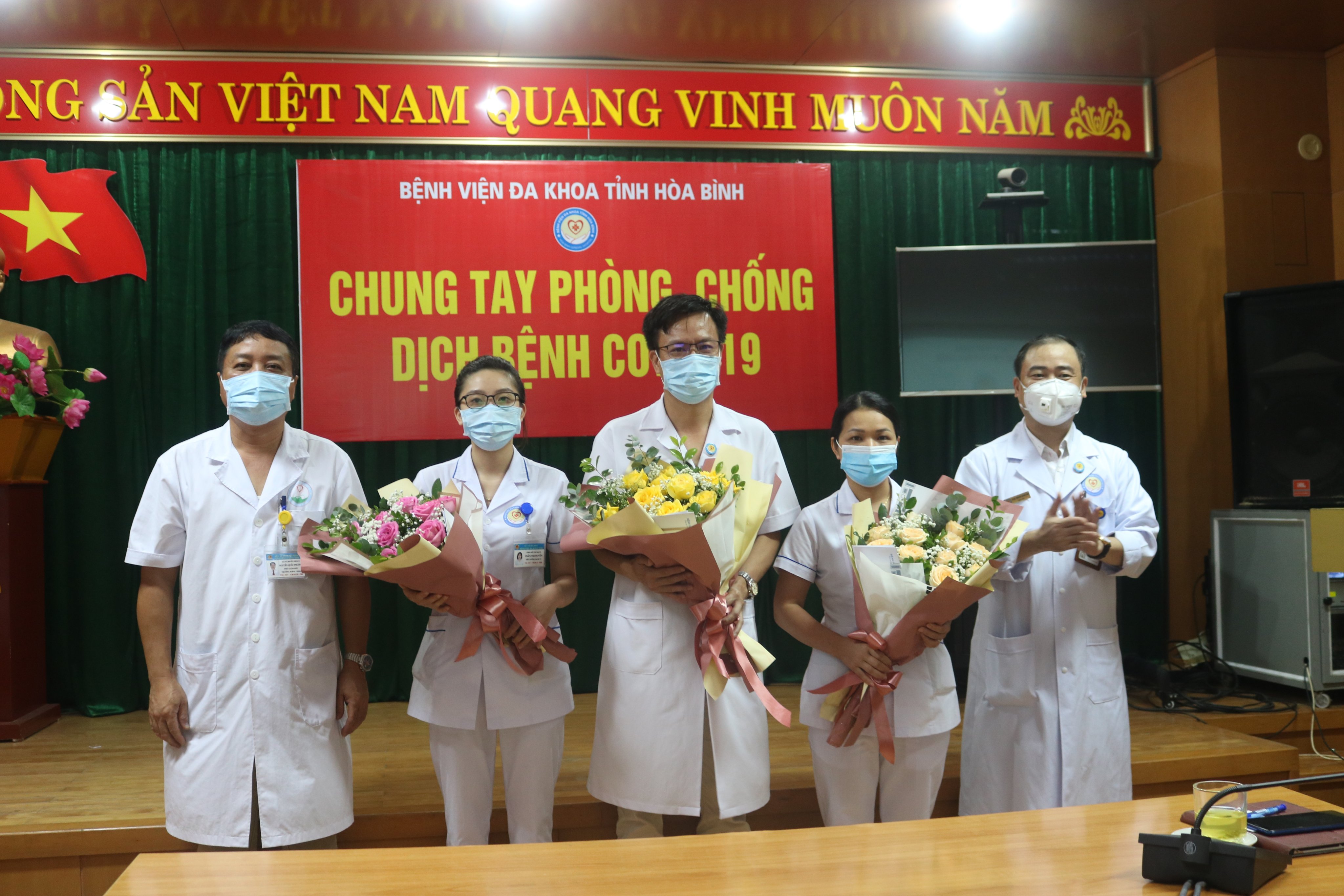 03 cán bộ Bệnh viện Đa khoa tỉnh Hoà Bình tham gia đoàn công tác của tỉnh hỗ trợ chống dịch tại Hà Nội 