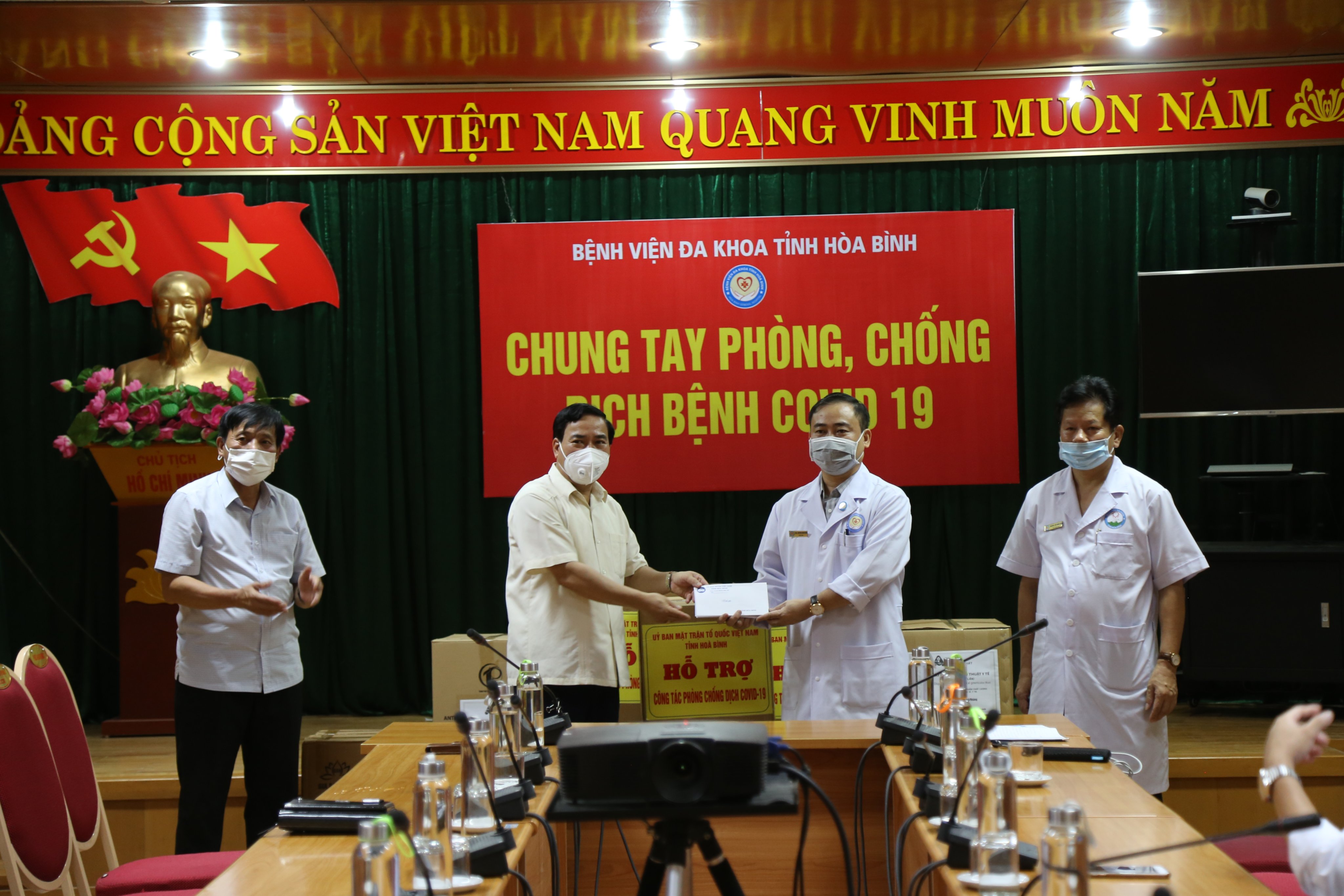  Mặt trận tổ quốc Việt Nam tỉnh và các cơ quan, doanh nghiệp, cá nhân ủng hộ Bệnh viện Đa khoa tỉnh phòng chống dịch
