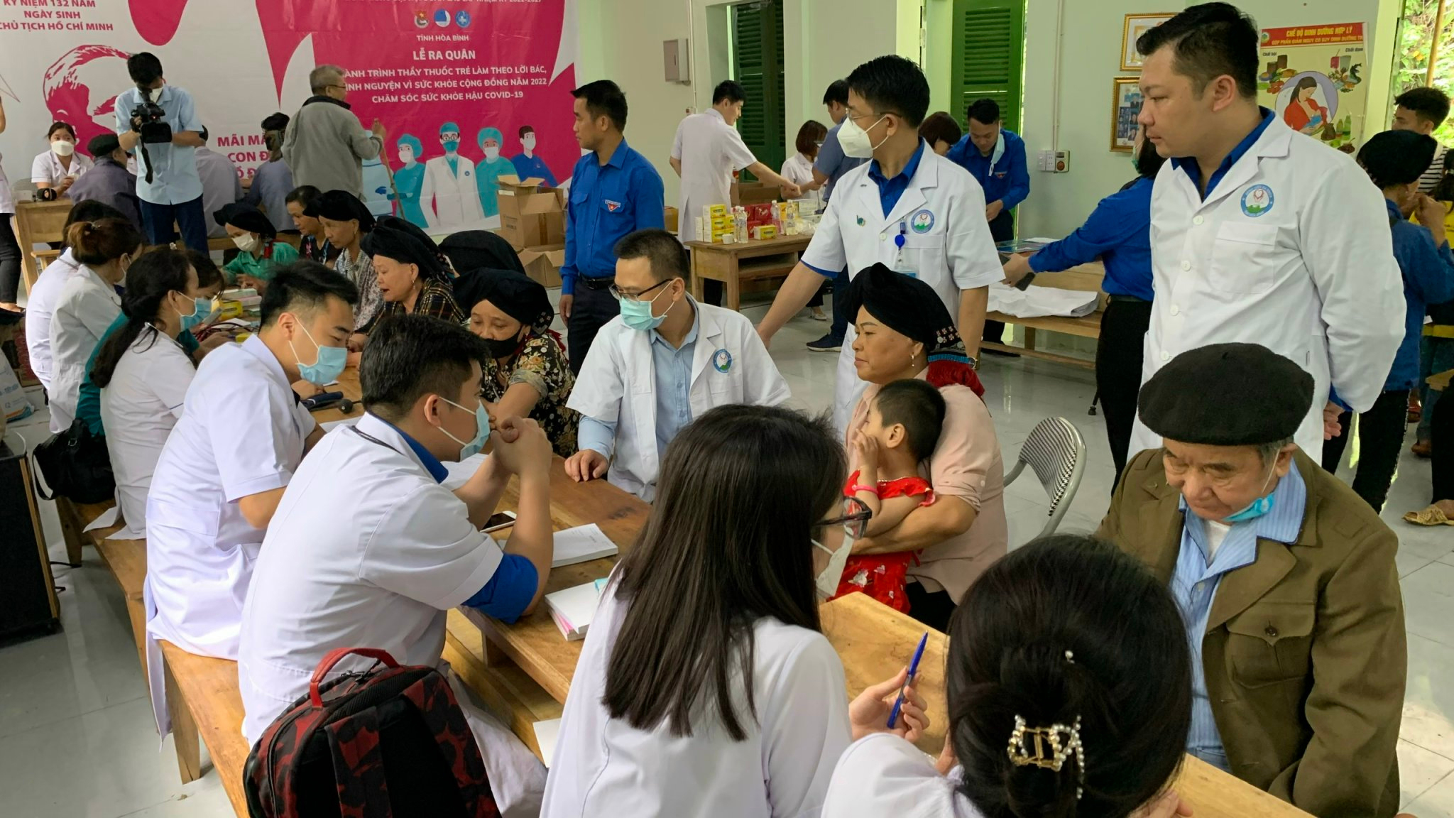 Đoàn Thanh niên Bệnh viện Đa khoa tỉnh Hoà Bình khám sức khoẻ cộng đồng cho 200 người tại huyện Đà Bắc