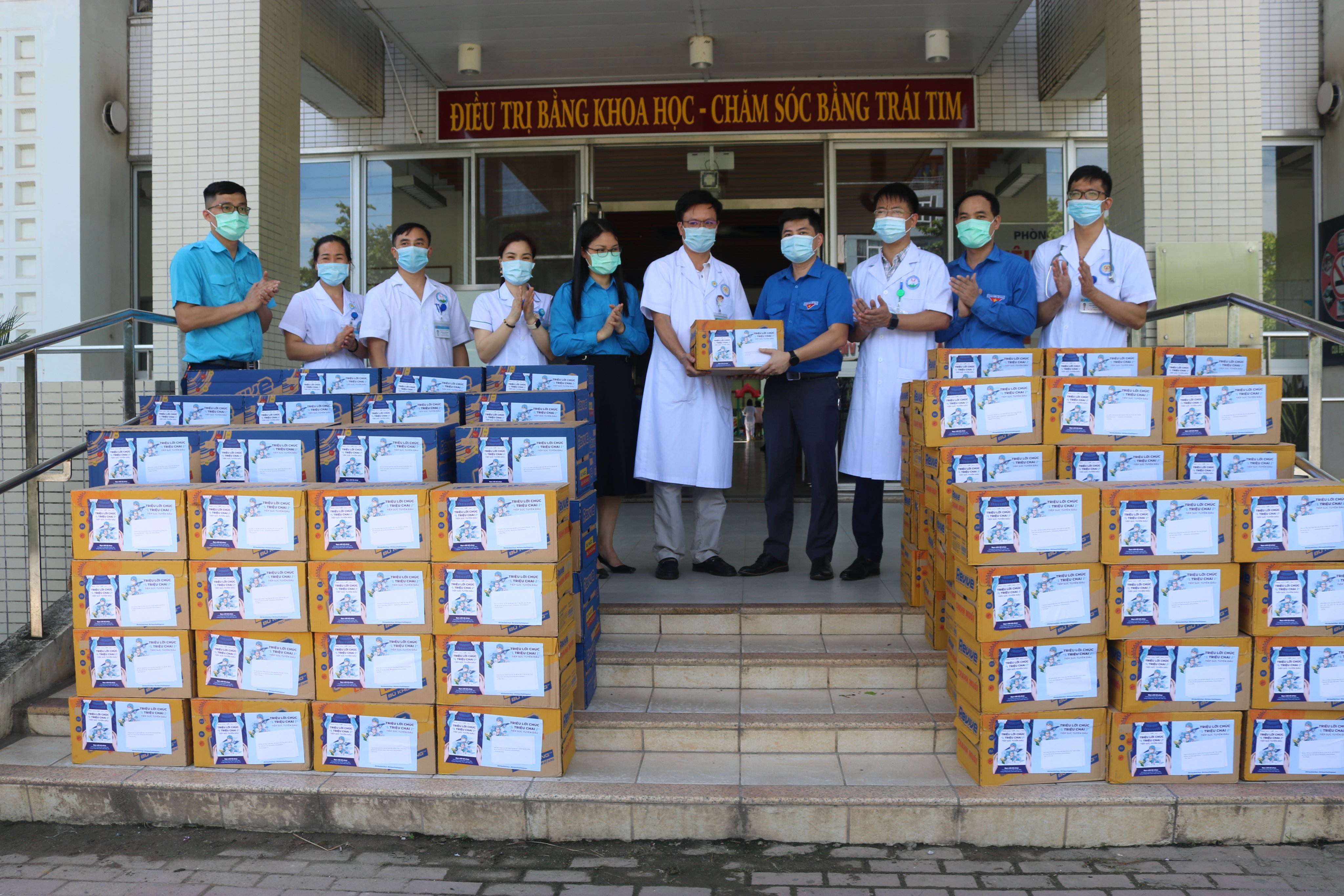 Hội Liên hiệp Thanh niên Việt Nam tỉnh tặng 200 thùng nước hỗ trợ chống dịch cho Bệnh viện Đa khoa tỉnh 