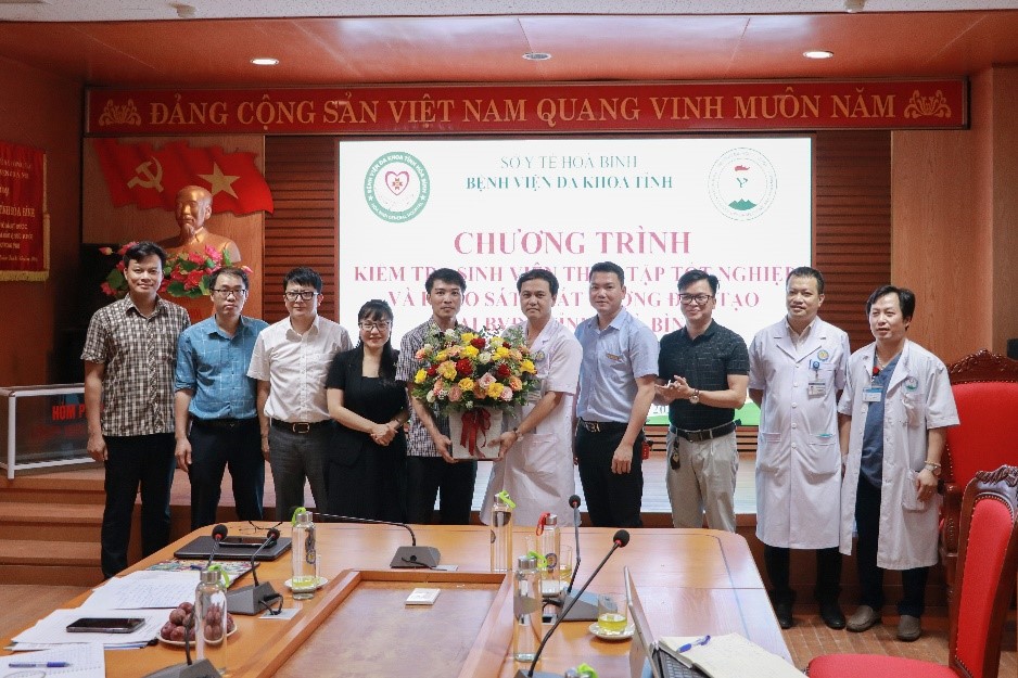  Kiểm tra sinh viên thực tập tốt nghiệp và khảo sát chất lượng đào tạo của trường Đại học Y – Dược Thái Nguyên tại Bệnh viện Đa khoa tỉnh Hoà Bình