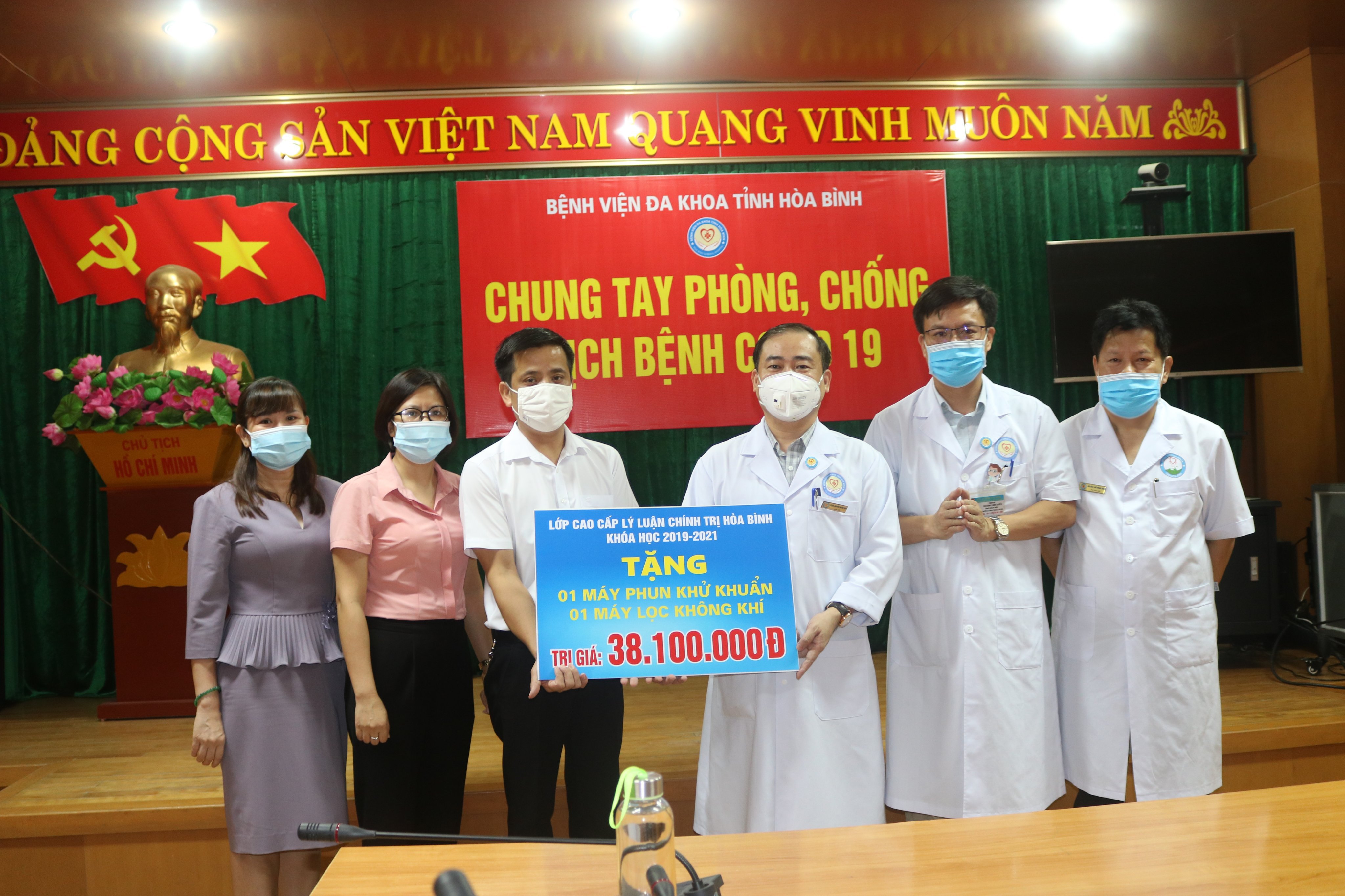 Lớp Cao cấp lý luận chính trị tỉnh Hòa Bình khoá 2019-2021 tặng quà phòng chống dịch cho Bệnh viện Đa khoa tỉnh