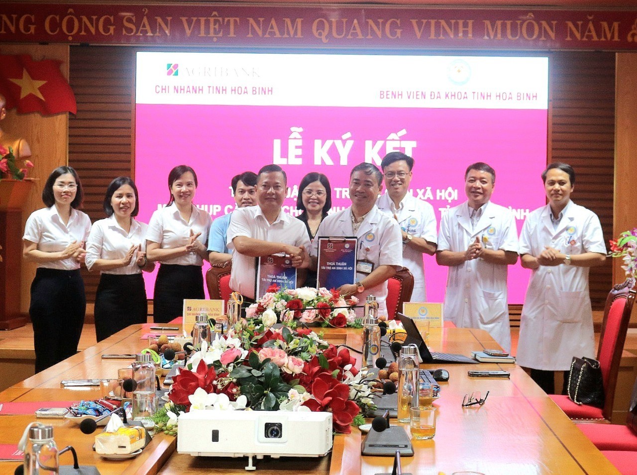  Lễ ký kết thoả thuận tài trợ an sinh xã hội máy chụp cắt lớp vi tính cho Bệnh viện Đa khoa tỉnh Hoà Bình