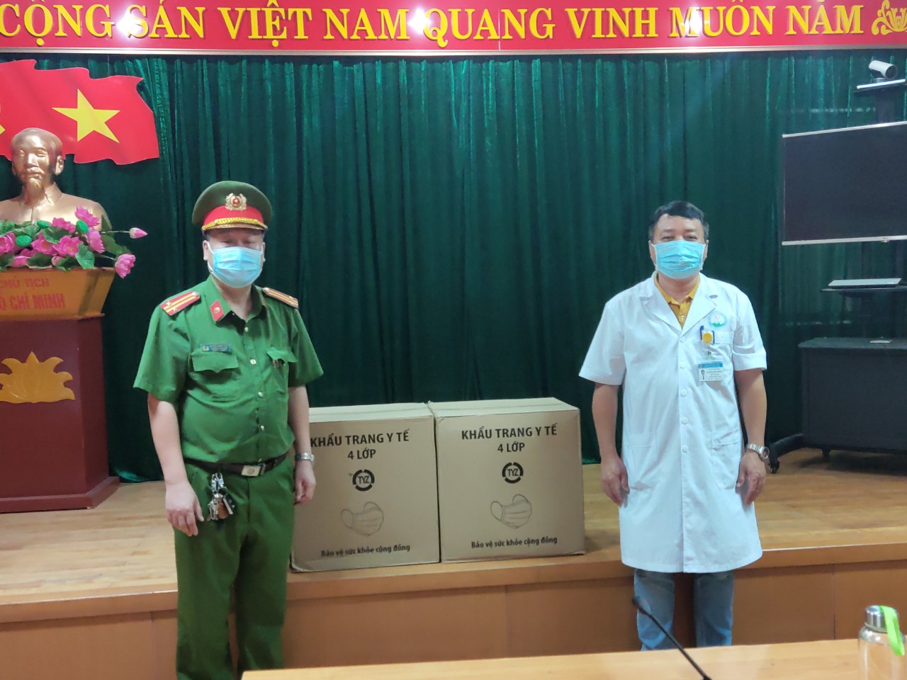 Công an phường Phương Lâm tặng quà phòng chống dịch đợt 4 năm 2021 cho Bệnh viện đa khoa tỉnh Hòa Bình