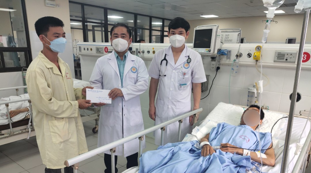  Trao gần 10 triệu đồng tiền hỗ trợ bệnh nhân Đinh Công Chung sau khi tổng kết đợt kêu gọi hỗ trợ từ các nhà hảo tâm