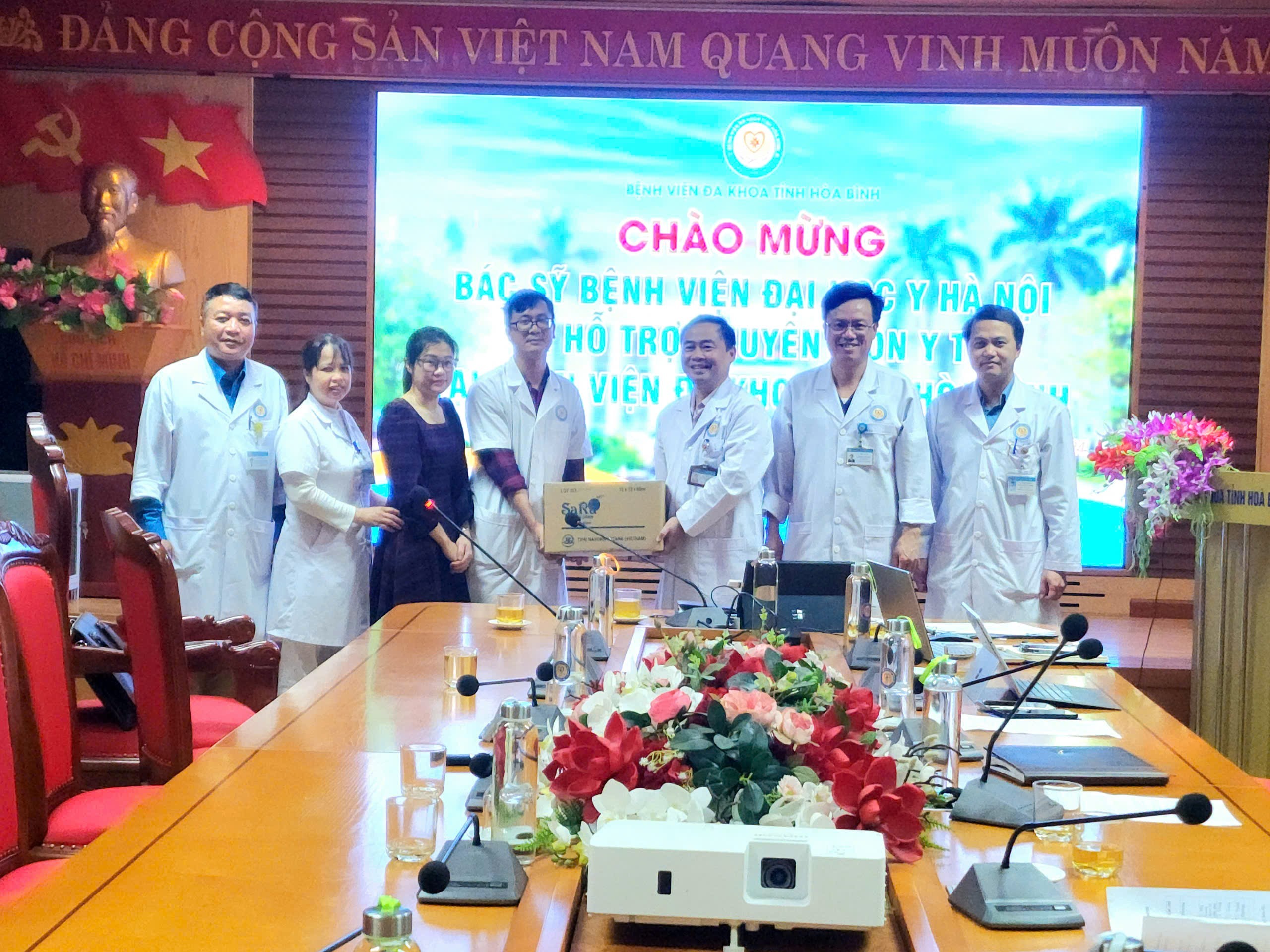  Bệnh viện Đại học Y Hà Nội cử Bác sỹ về hỗ trợ chuyên môn trực tiếp khám chữa bệnh tại Bệnh viện Đa khoa tỉnh Hòa Bình