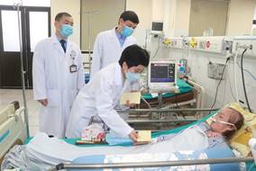  Đoàn Đại biểu Quốc hội tặng quà tết Xuân Bính Ngọ tại Bệnh viện Đa khoa Hòa Bình