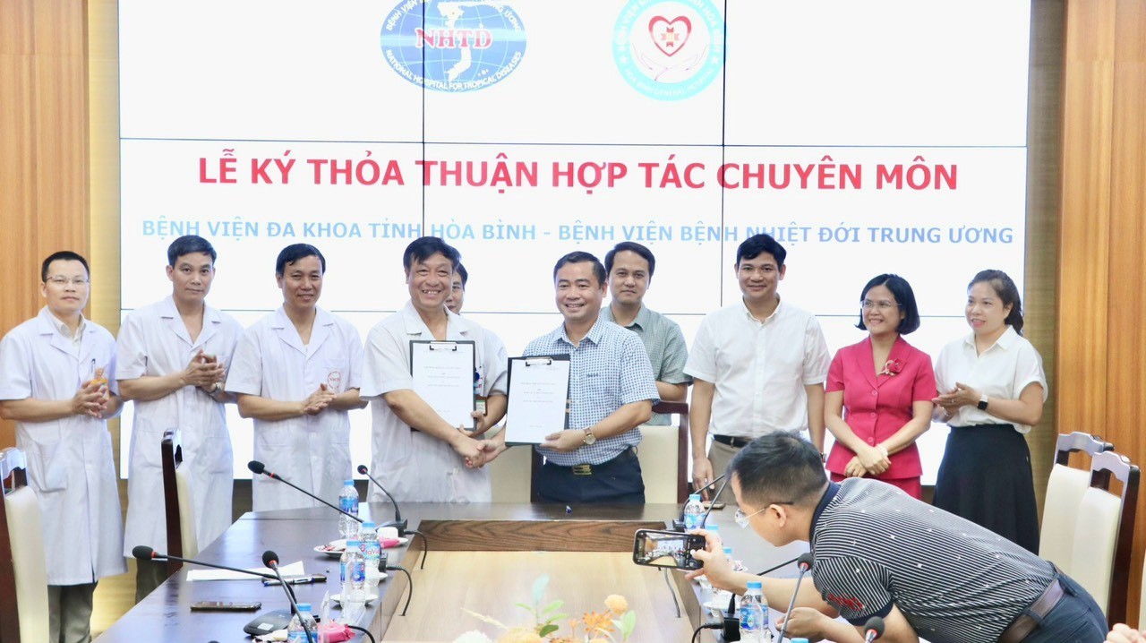  Bệnh viện Đa khoa tỉnh Hoà Bình ký thoả thuận hợp tác toàn diện lâu dài với Bệnh viện Bệnh nhiệt đới Trung ương