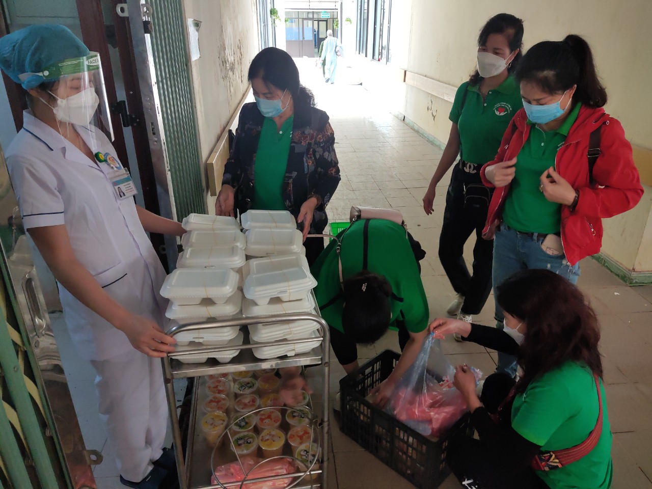  Nhóm Chung tay ủng hộ bệnh nhân chạy thận nhân tạo thành phố Hoà Bình tặng cơm nhân đạo cho bệnh nhân chạy thận nhân tạo tại Bệnh viện Đa khoa tỉnh