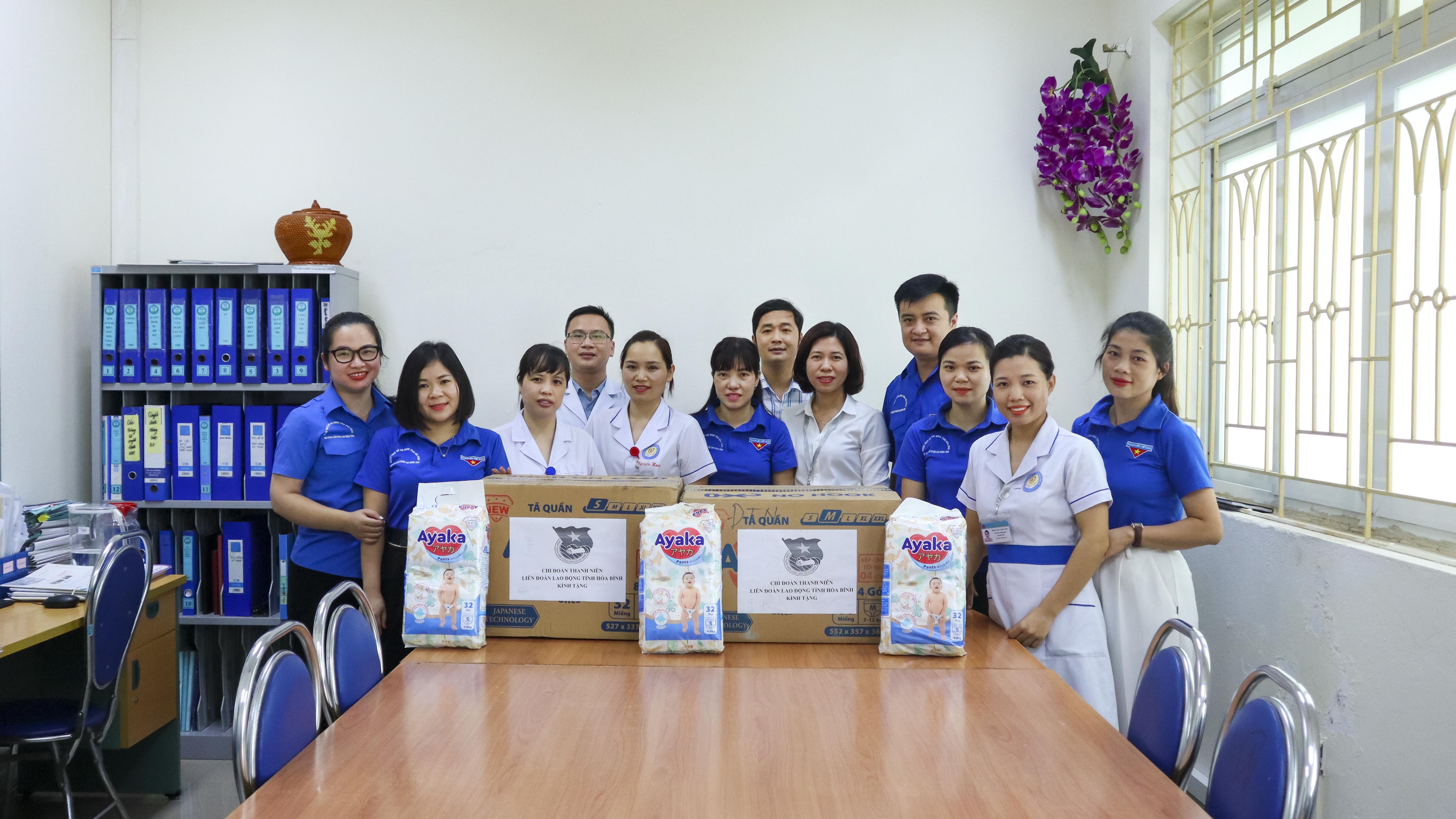  Chi đoàn Thanh niên Liên đoàn lao động tỉnh Hoà Bình tặng quà cho các bệnh nhân có hoàn cảnh khó khăn đang điều trị tại khoa nhi Bệnh viện Đa khoa tỉnh