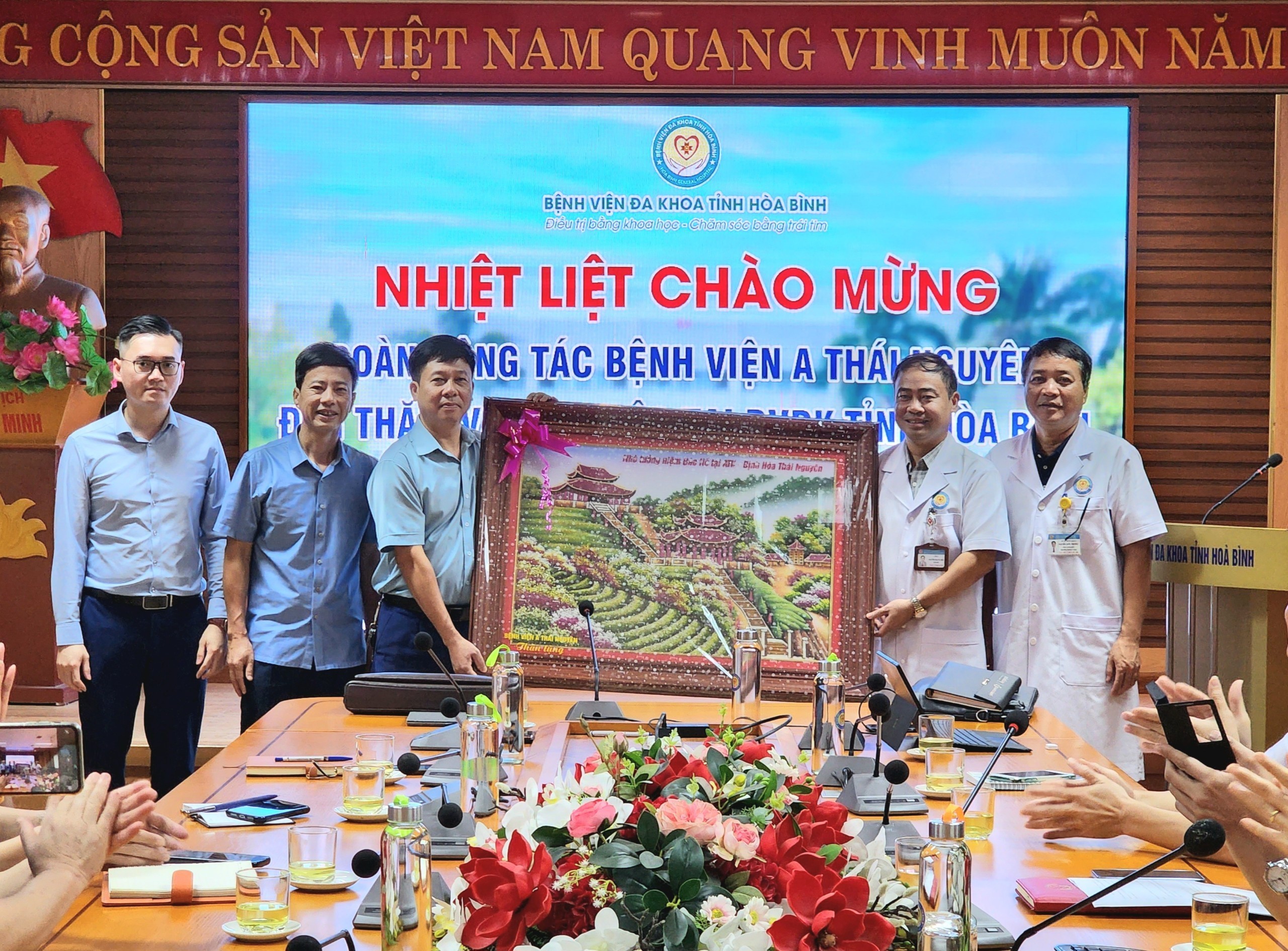  Bệnh viện A Thái Nguyên thăm và làm việc tại Bệnh viện Đa khoa tỉnh Hoà Bình