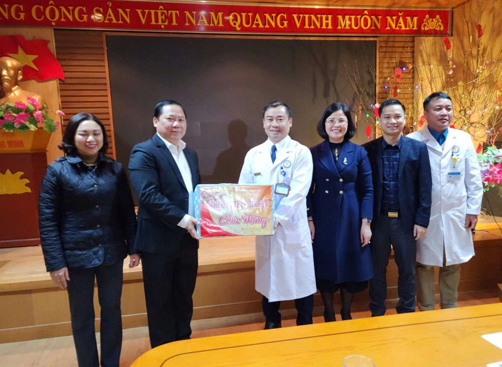  Đồng chí Bí thư Tỉnh ủy Nguyễn Phi Long chúc Tết, tặng quà tại Bệnh viện Đa khoa tỉnh Hòa Bình
