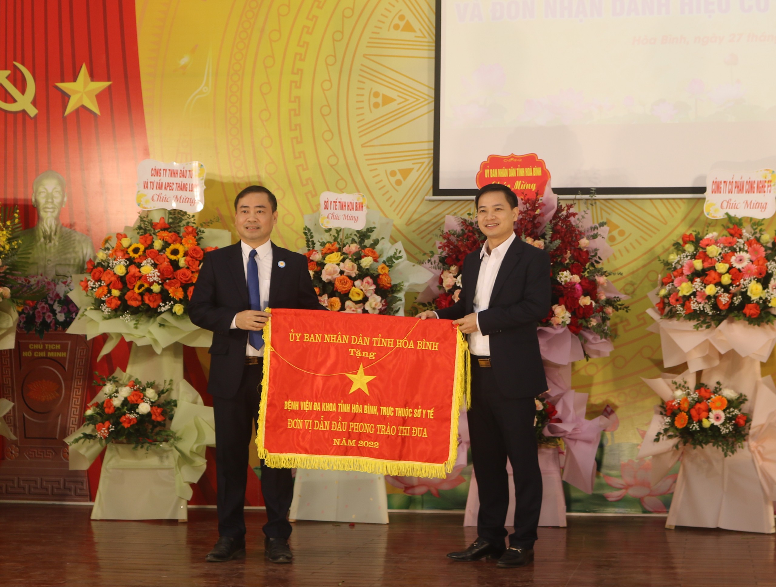  Bệnh viện Đa khoa tỉnh Hòa Bình đón nhận cờ thi đua của UBND tỉnh