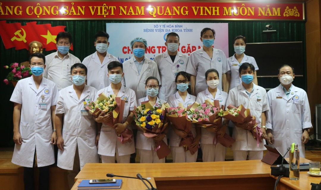 Đoàn cán bộ Bệnh viện Đa khoa tỉnh Hoà Bình lên đường chi viện tỉnh Đồng Nai trong công tác phòng chống dịch 