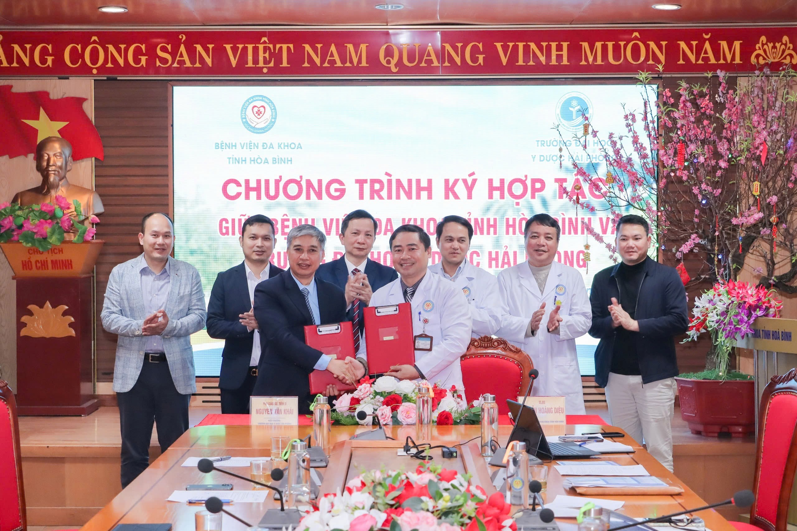  Lễ ký kết hợp tác giữa Bệnh viện Đa khoa tỉnh Hòa Bình và Trường Đại học Y dược Hải Phòng 