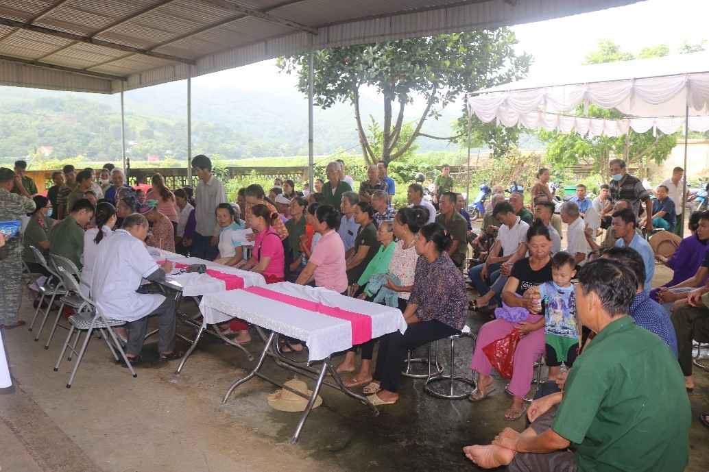  Gần 200 người dân xã Vĩnh Đồng huyện Kim Bôi được khám và cấp phát thuốc miễn phí